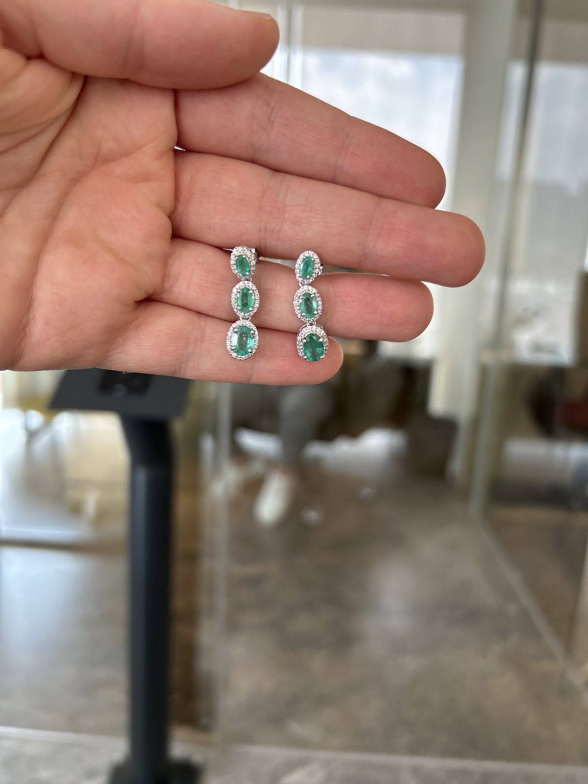 Aretes Largos De Diamante & Esmeralda En Oro Blanco De 14K